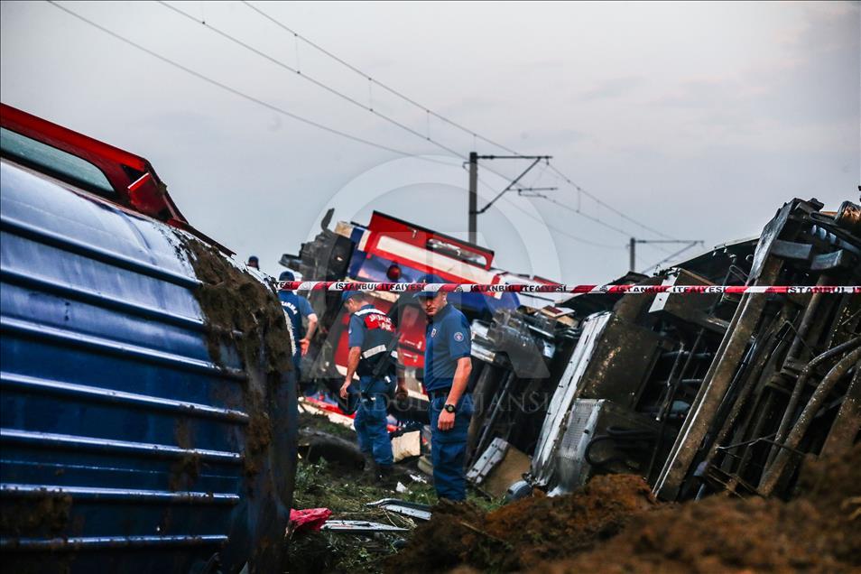 В Турции пассажирский поезд сошел с рельсов: 24 погибших