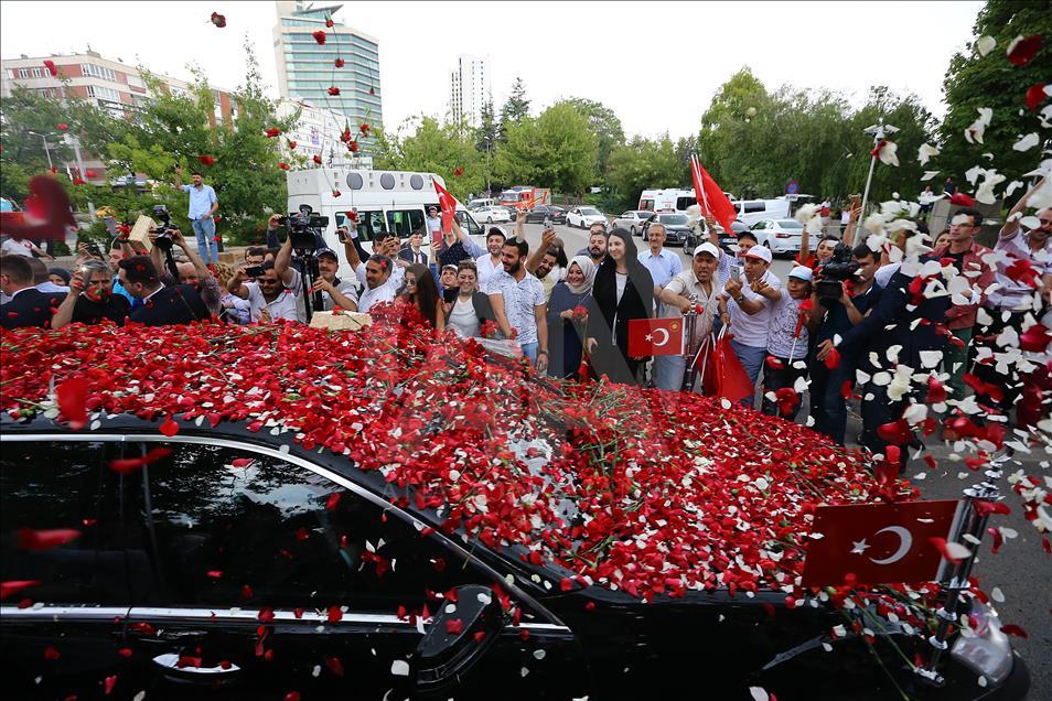 Cumhurbaşkanı Erdoğan, TBMM'ye gelişinde güllerle karşılandı