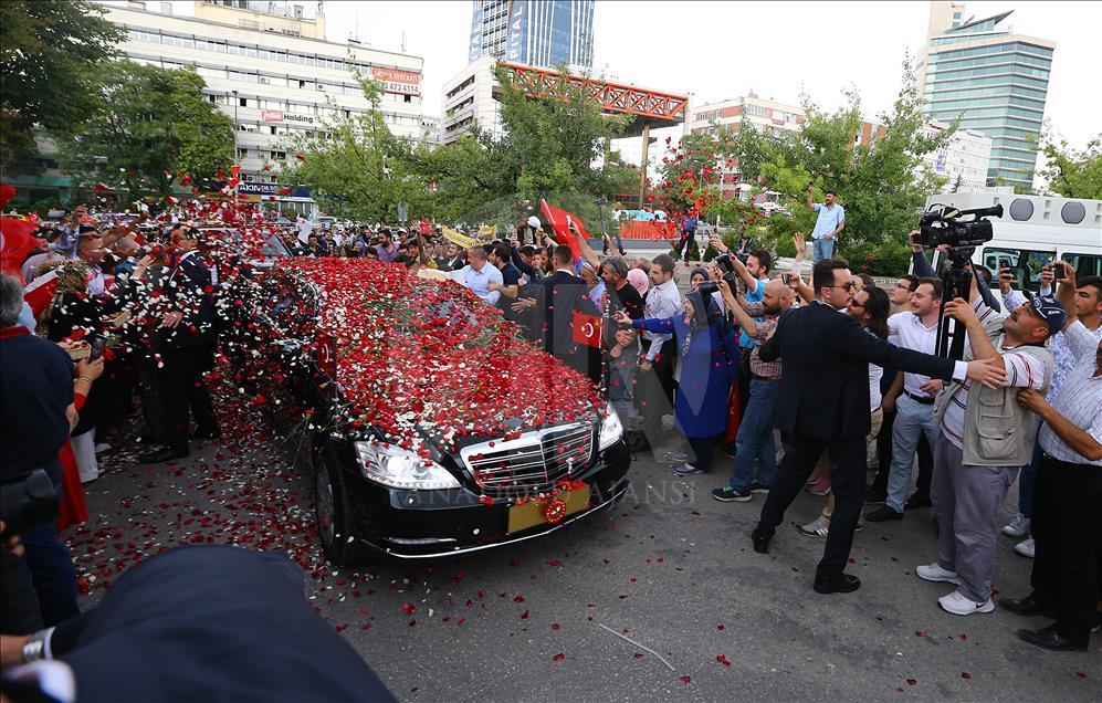 Erdogan dočekan ružama