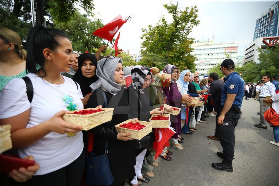 Cumhurbaşkanı Erdoğan, TBMM'ye gelişinde güllerle karşılandı