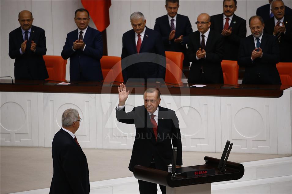 Recep Tayyip Erdoğan jep betimin në Parlamentin e Turqisë