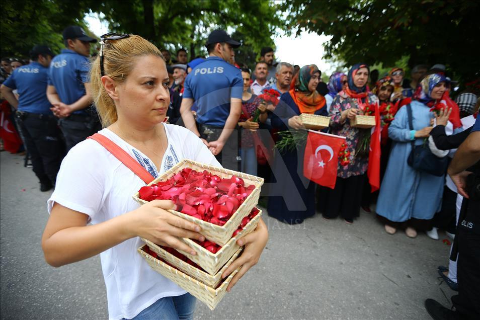 Cumhurbaşkanı Erdoğan, TBMM'ye gelişinde güllerle karşılandı