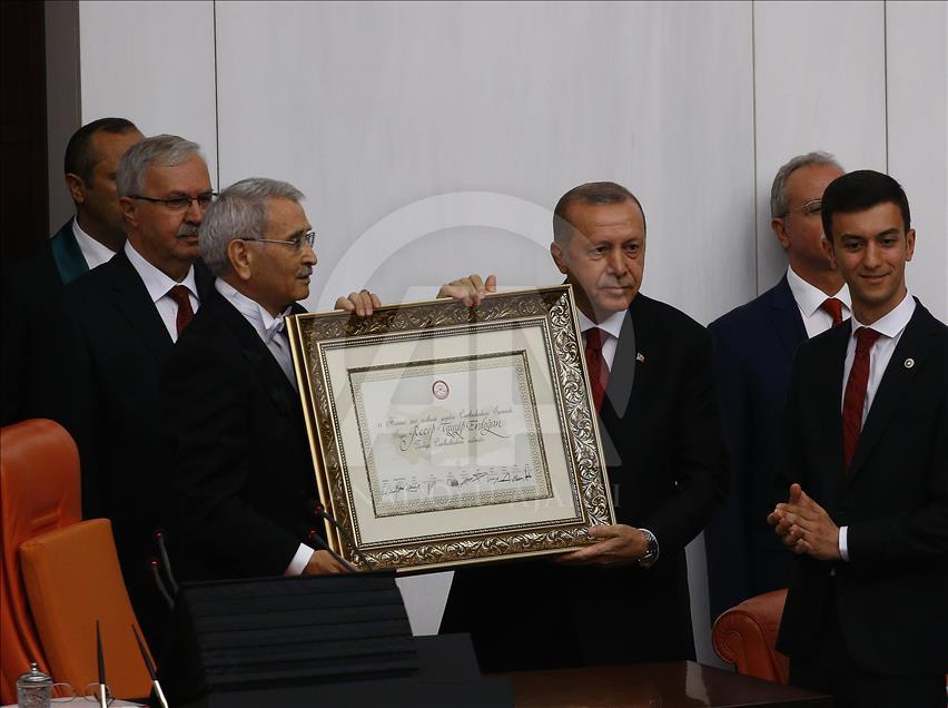 Recep Tayyip Erdoğan jep betimin në Parlamentin e Turqisë