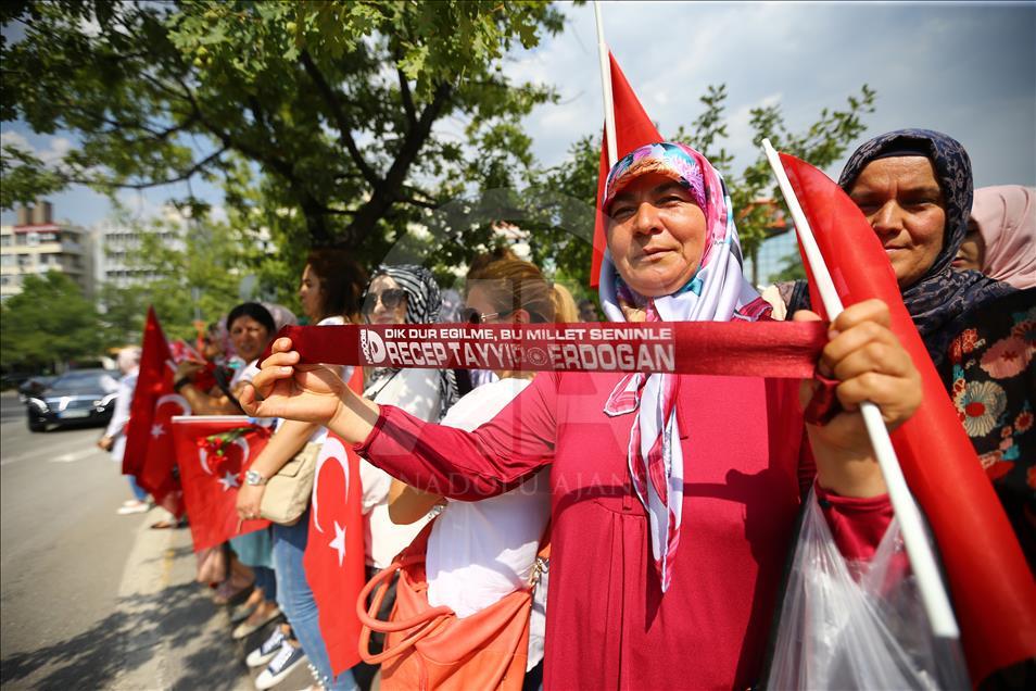 Cumhurbaşkanı Erdoğan, TBMM'ye gelişinde güllerle karşılandı