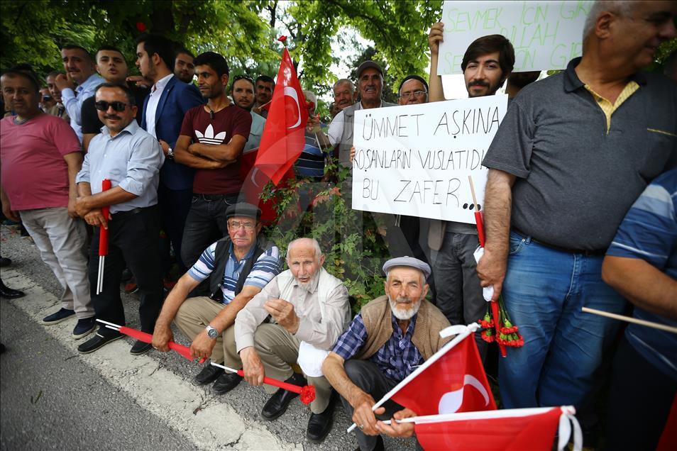 Cumhurbaşkanı Erdoğan, TBMM'ye gelişinde güllerle karşılandı