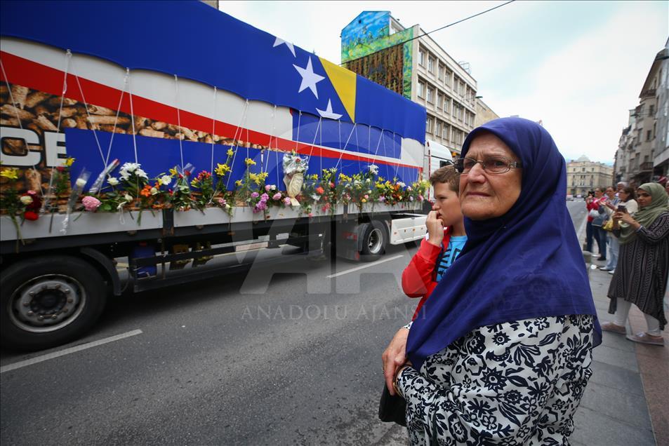 Saraybosnalılar Srebrenitsa kurbanlarını gözyaşlarıyla uğurladı