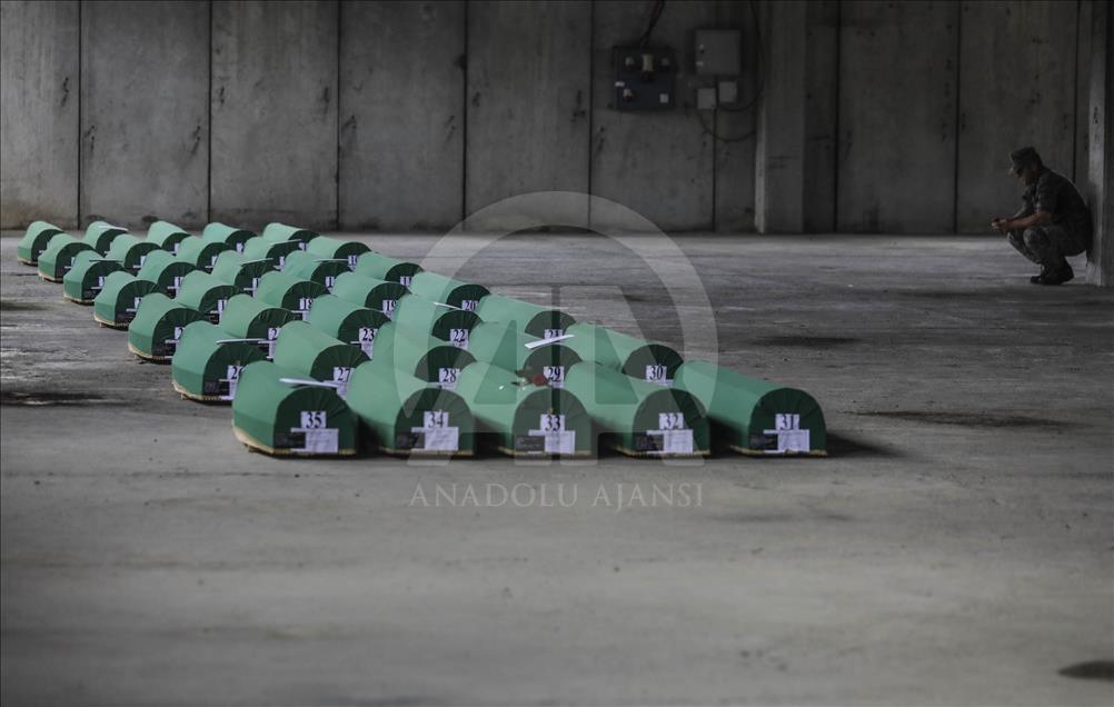 Svjedoče i opominju: Tišina i zeleni tabuti u hali Fabrike akumulatora u Potočarima