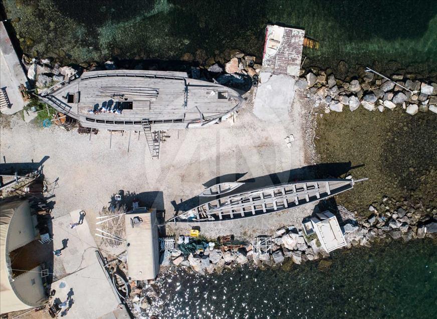 Construyendo barcos con la tecnología de la era prehistórica