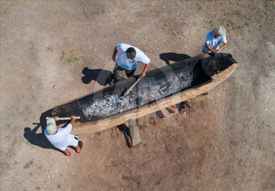 Construyendo barcos con la tecnología de la era prehistórica