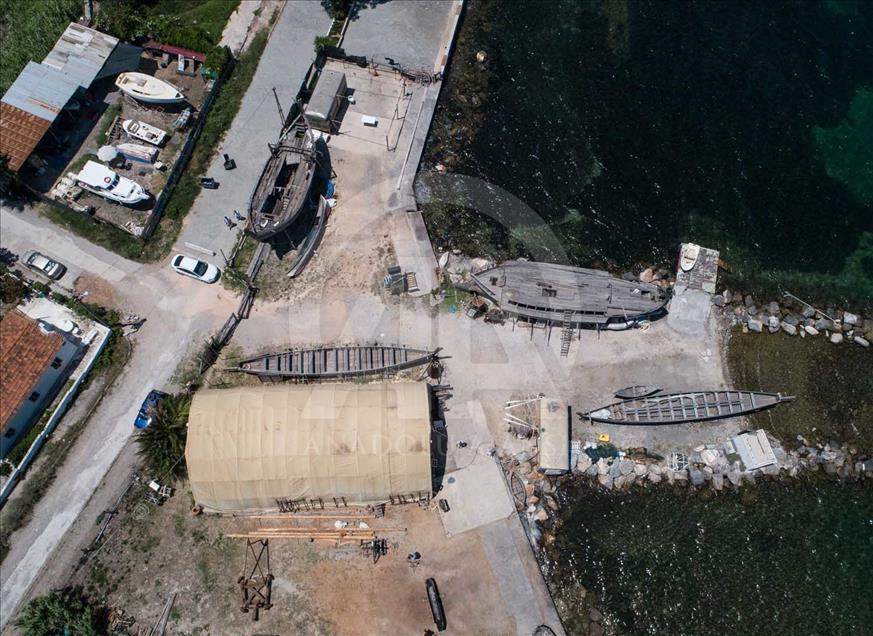 Construyendo barcos con la tecnología de la era prehistórica