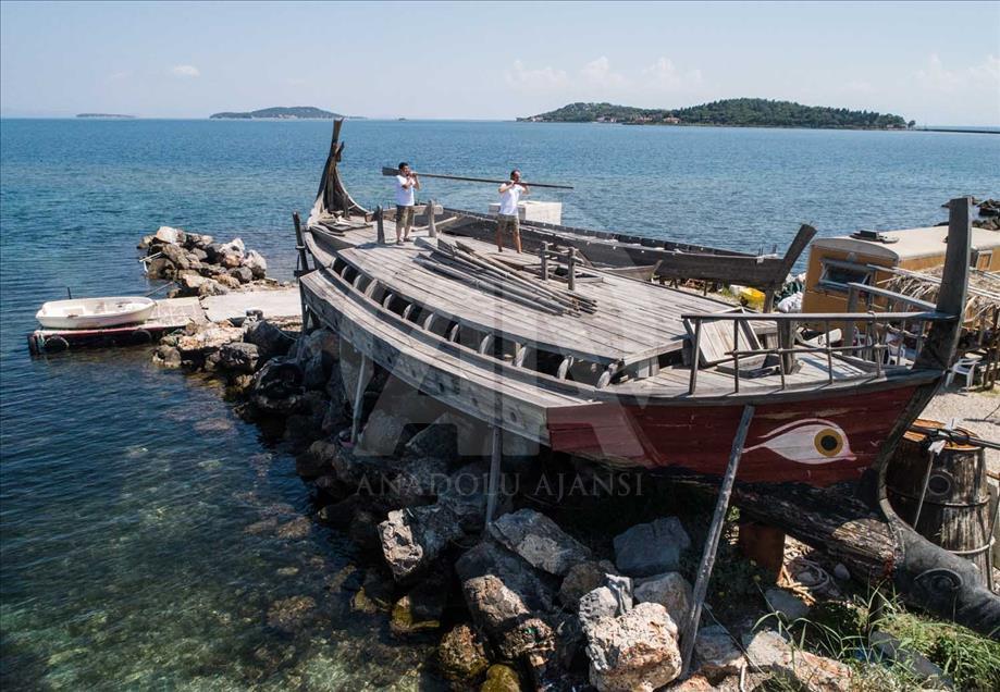 Construyendo barcos con la tecnología de la era prehistórica