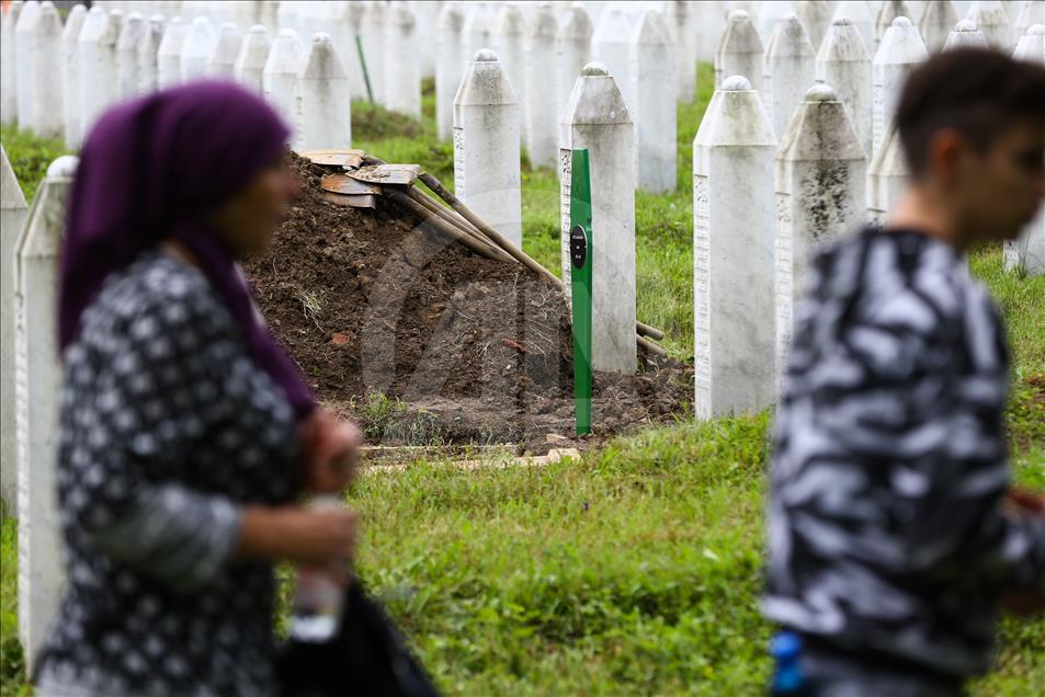 Porodice pristižu u Potočare: Danas posljednji ispraćaj 35 žrtava srebreničkog genocida