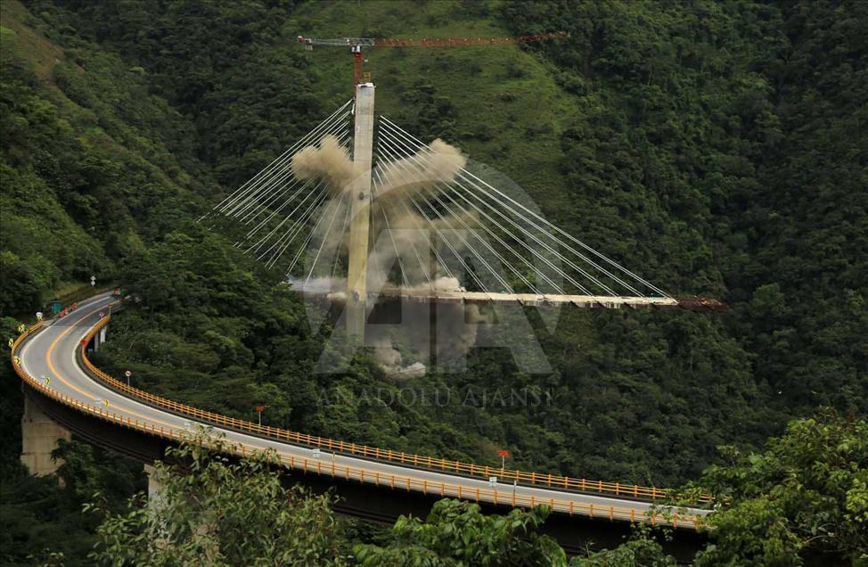 Implosión del costado remanente del puente Chirajara en Colombia