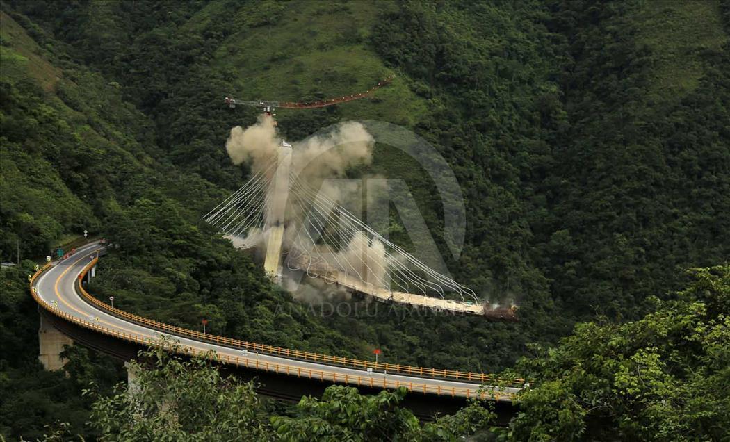 Implosión del costado remanente del puente Chirajara en Colombia
