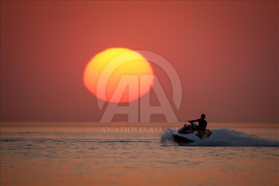Van Gölü'nde gün batımı eşliğinde jet ski keyfi