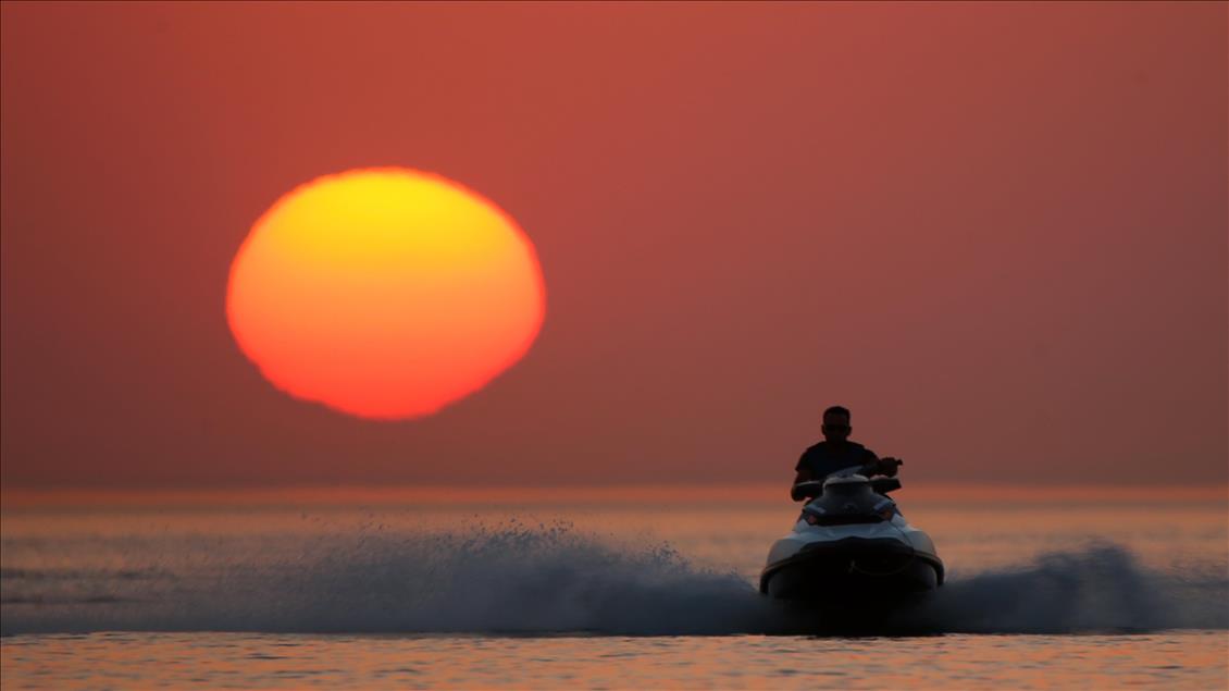 Van Gölü'nde gün batımı eşliğinde jet ski keyfi