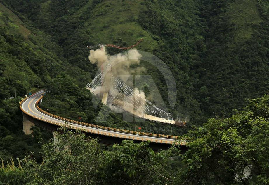 Implosión del costado remanente del puente Chirajara en Colombia