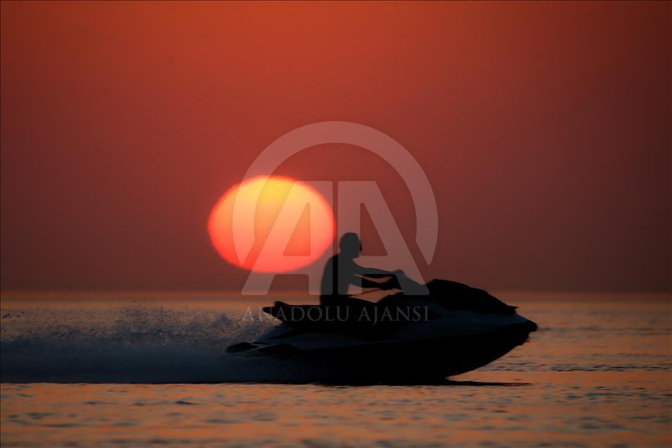 Van Gölü'nde gün batımı eşliğinde jet ski keyfi