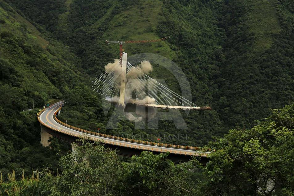 Implosión del costado remanente del puente Chirajara en Colombia