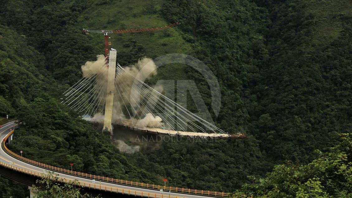 Implosión del costado remanente del puente Chirajara en Colombia