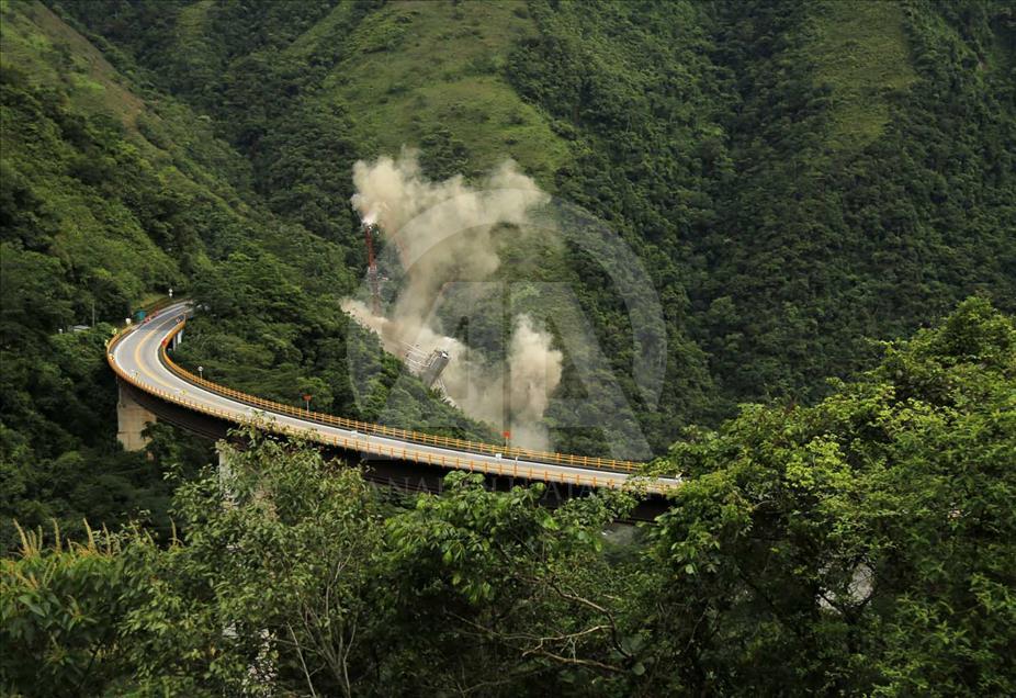 Implosión del costado remanente del puente Chirajara en Colombia