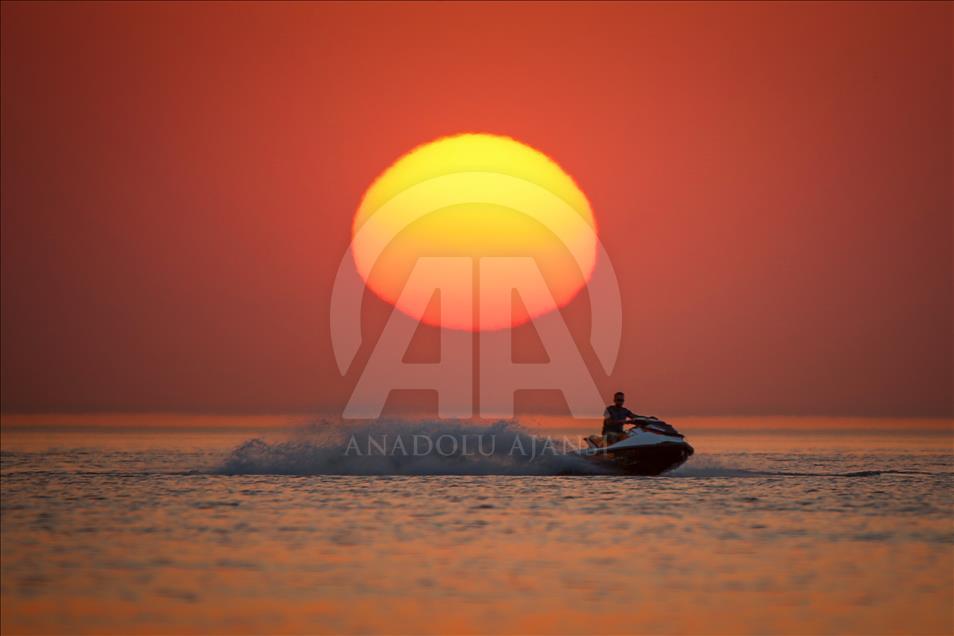 Van Gölü'nde gün batımı eşliğinde jet ski keyfi