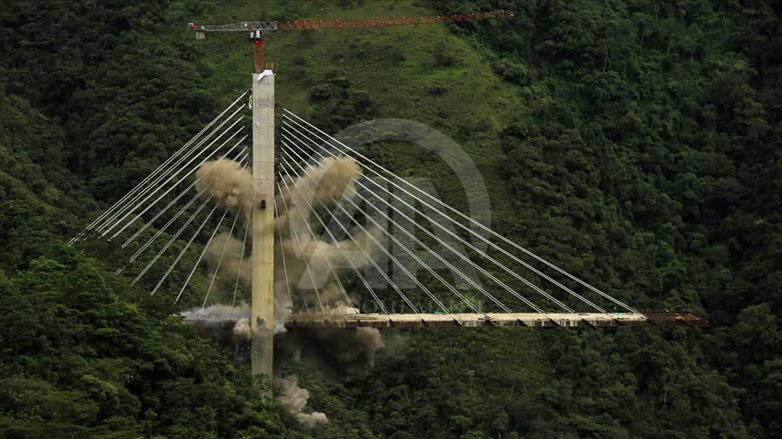 Implosión del costado remanente del puente Chirajara en Colombia