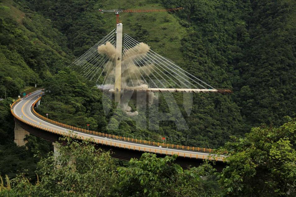 Implosión del costado remanente del puente Chirajara en Colombia