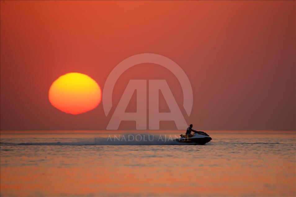 Van Gölü'nde gün batımı eşliğinde jet ski keyfi