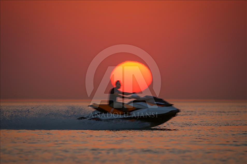 Van Gölü'nde gün batımı eşliğinde jet ski keyfi