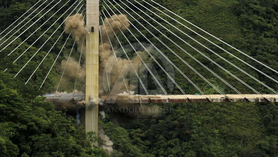 Implosión del costado remanente del puente Chirajara en Colombia