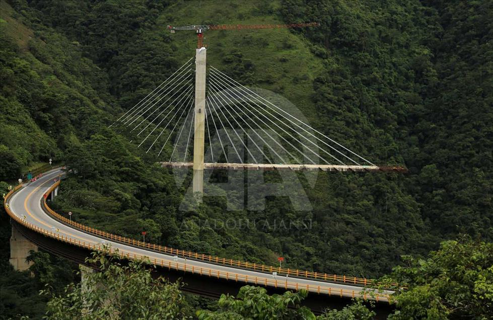 Implosión del costado remanente del puente Chirajara en Colombia