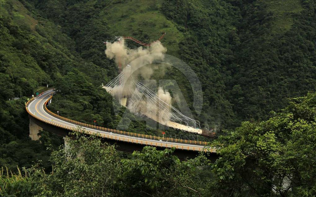 Implosión del costado remanente del puente Chirajara en Colombia