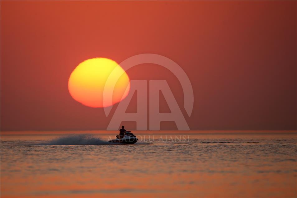 Van Gölü'nde gün batımı eşliğinde jet ski keyfi