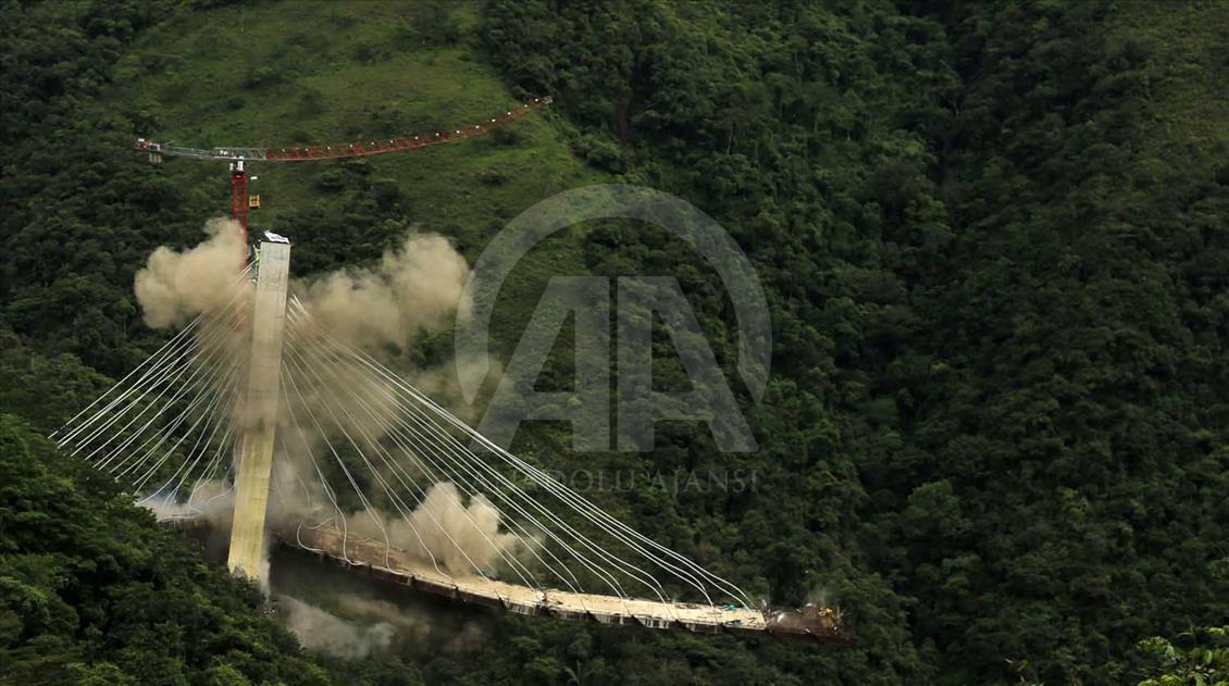 Implosión del costado remanente del puente Chirajara en Colombia
