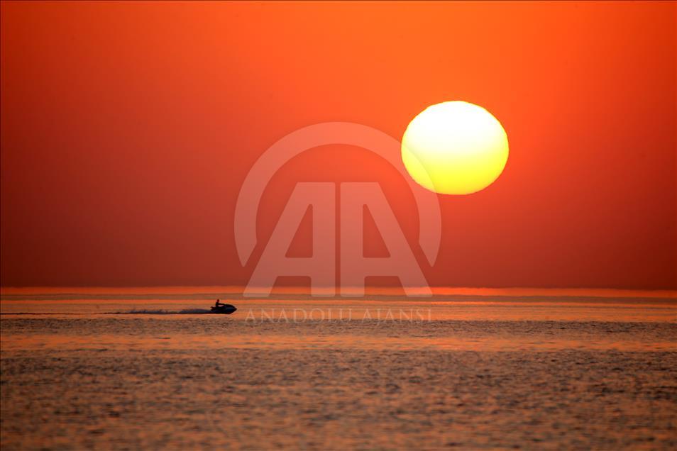 Van Gölü'nde gün batımı eşliğinde jet ski keyfi