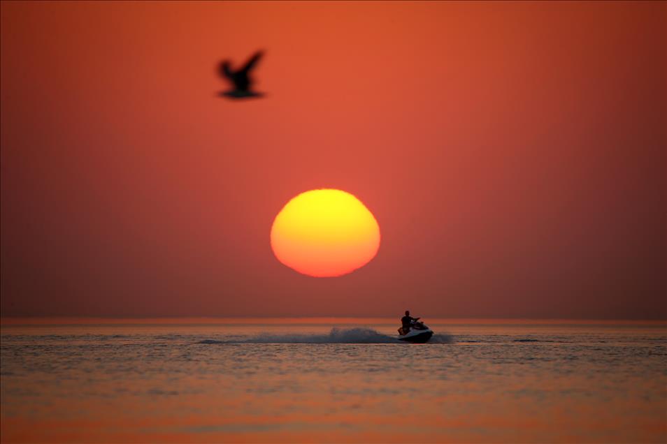 Van Gölü'nde gün batımı eşliğinde jet ski keyfi