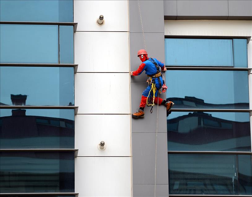 "Örümcek adam"ın tehlikeli mesaisi