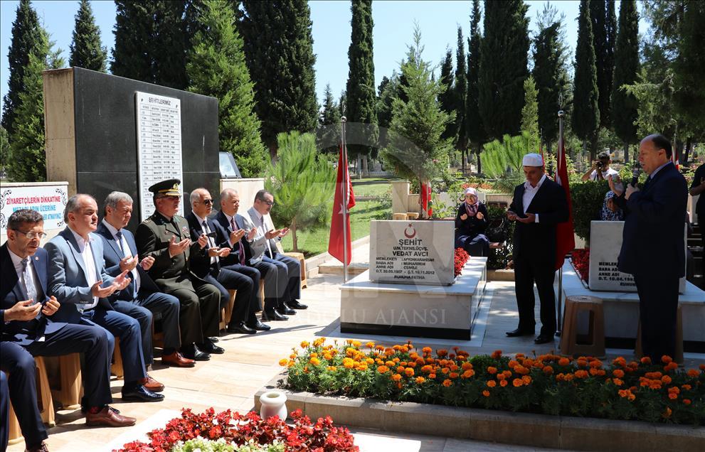 Şehitlikler ziyaret edildi