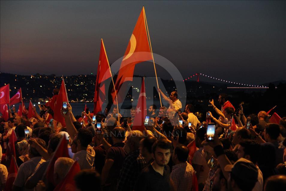 Граждане Турции собрались на мосту «Павших 15 июля»