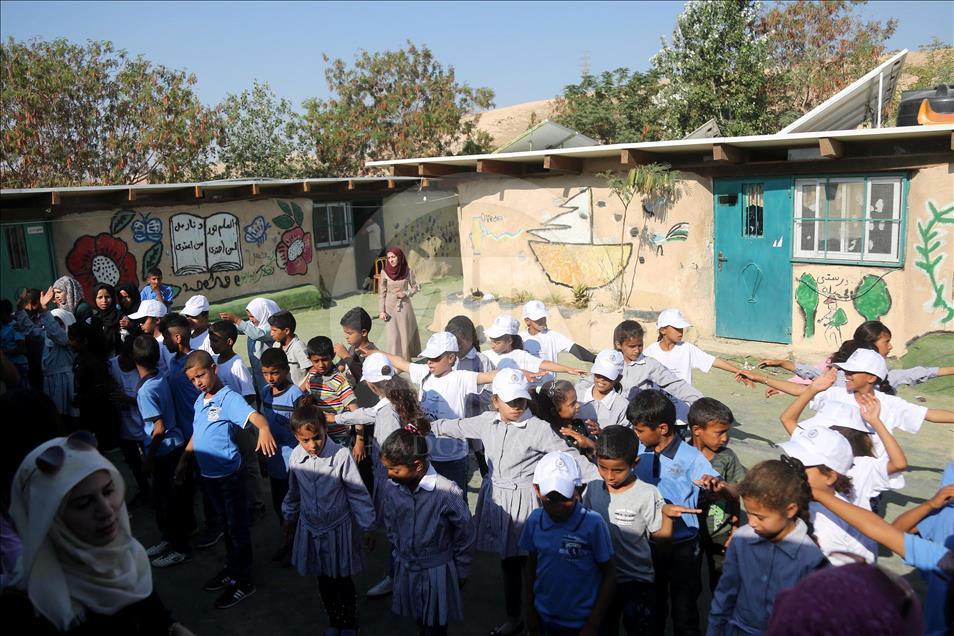 دانش‌آموزان فلسطین مانع تخریب مدرسه‌ خود می‌شوند