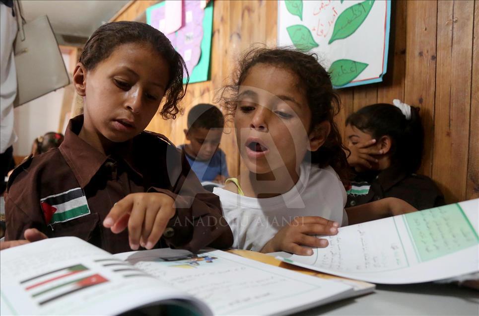 دانش‌آموزان فلسطین مانع تخریب مدرسه‌ خود می‌شوند