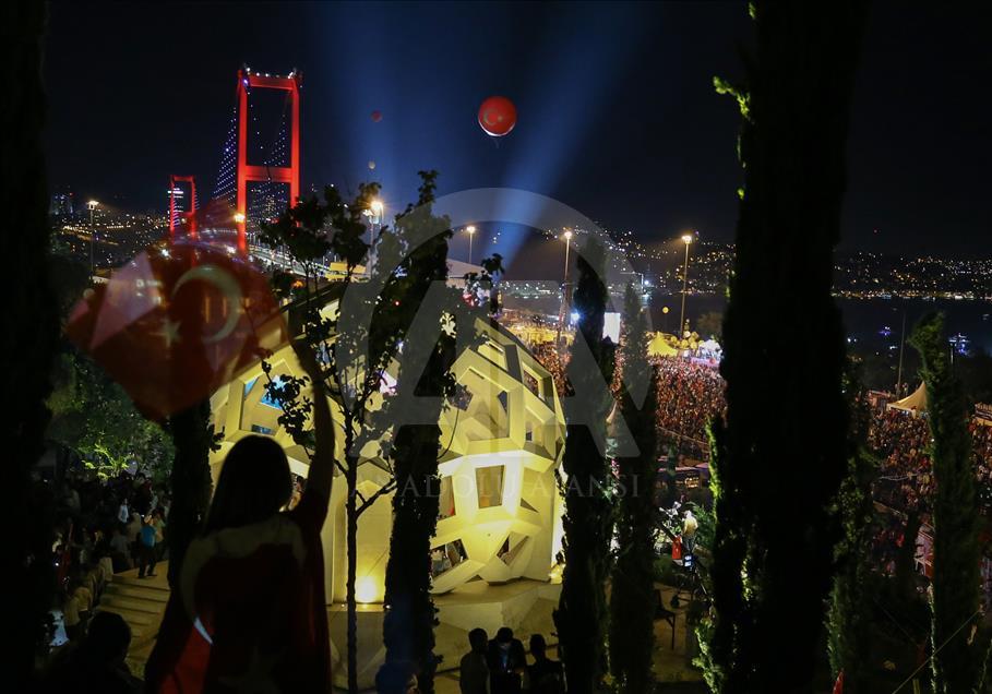 Граждане Турции собрались на мосту «Павших 15 июля»
