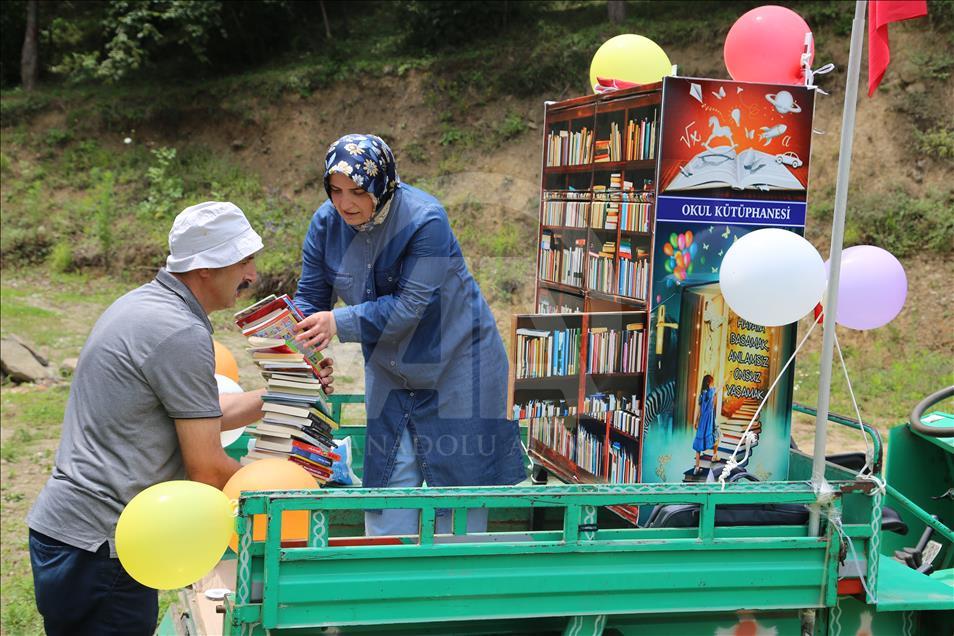 في أوردو التركية.. مكتبة متنقلة على مركبة زراعية
