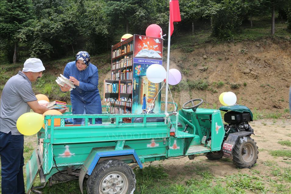 في أوردو التركية.. مكتبة متنقلة على مركبة زراعية
