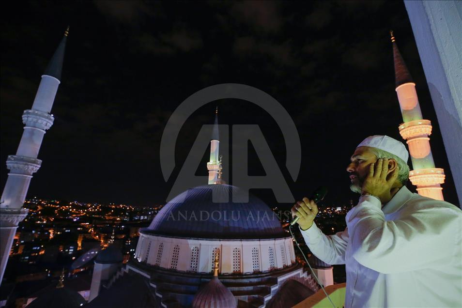 مآذن تركيا تصدح بالصلوات على النبي بذكرى إفشال الانقلاب
