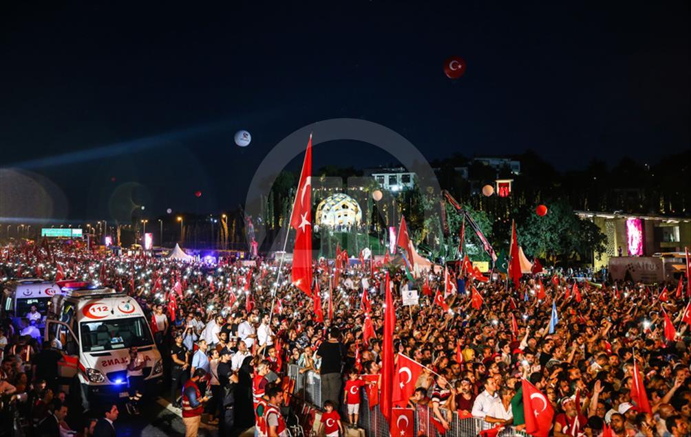 Manifestation commémorative du deuxième anniversaire de la tentative de putsch à Instanbul