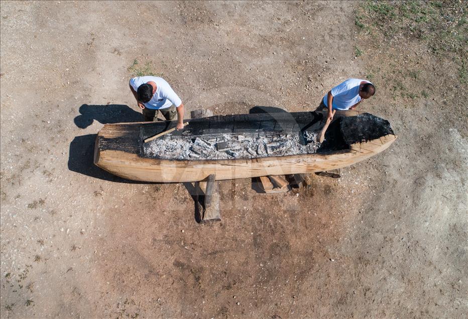 عالم آثار تركي يعمل على صنع قارب بدائي بتقنيات العصر الحجري
