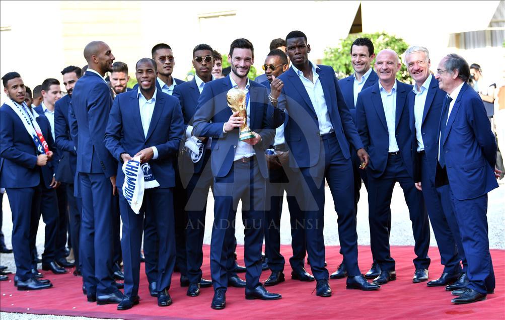 Timnas Perancis tiba di Istana Elysee