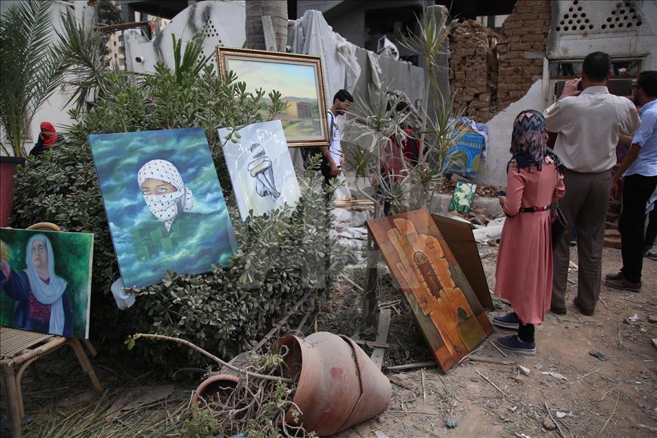 Pemeran seni dan kerajinan di desa yang di serang Israel